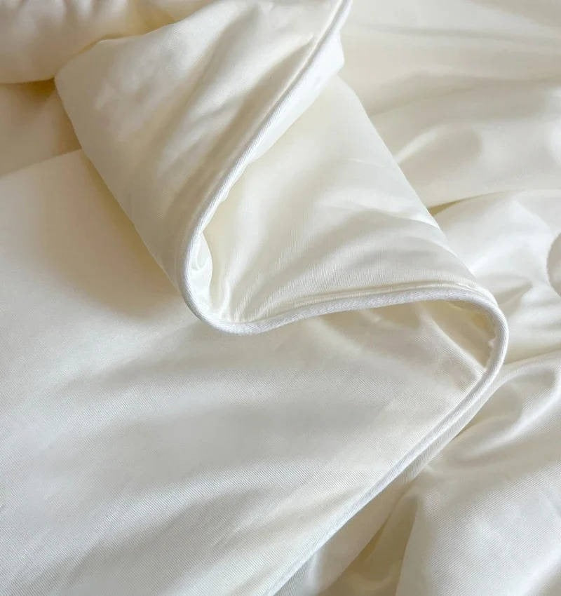 Lightweight Cooling Blanket with Ice Silk Fabric for Summer